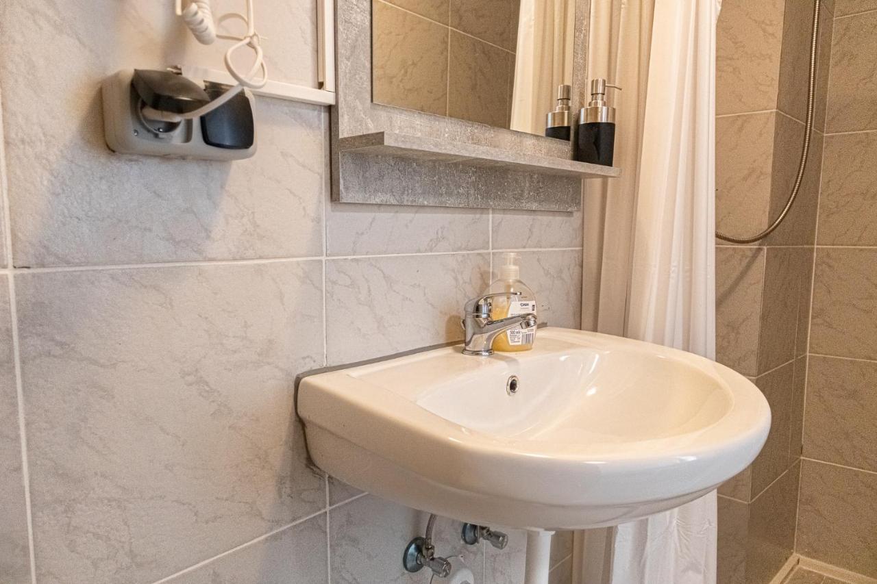 Pleasing Room Hauptbahnhof With Best Location Wina Bagian luar foto