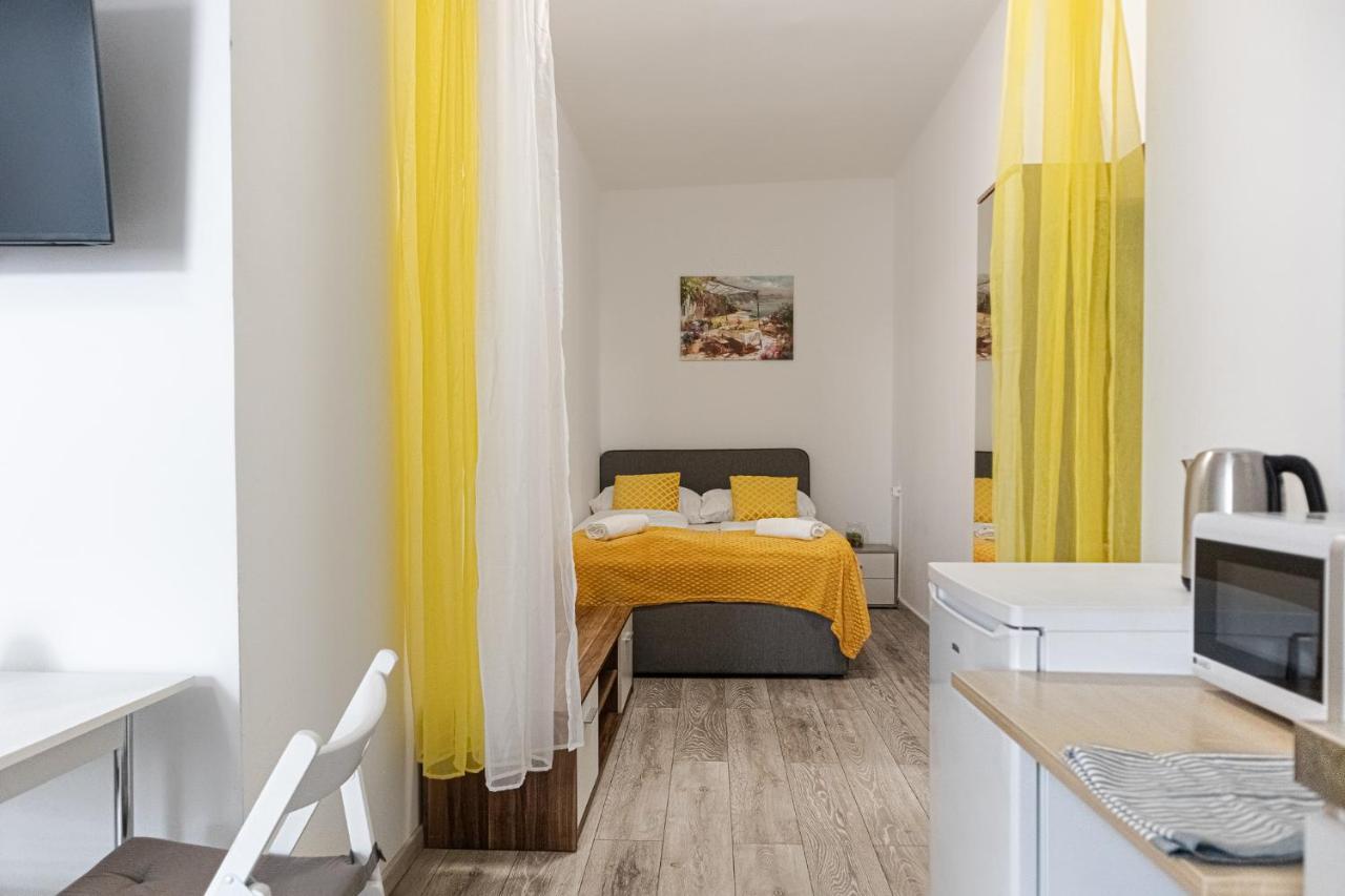 Pleasing Room Hauptbahnhof With Best Location Wina Bagian luar foto
